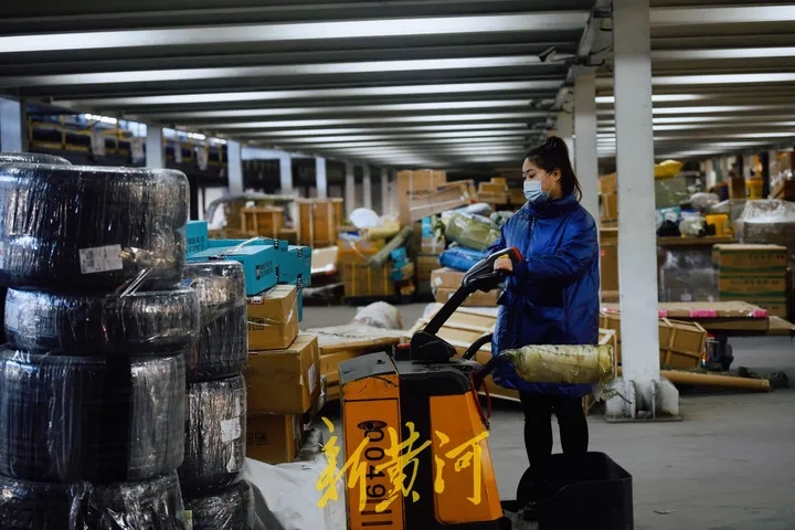 《新黄河》：直击双十一分拣现场，，，，，，，，赤峰一物流园区已发货2345万单